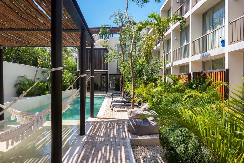 - une vue extérieure sur un complexe avec une piscine dans l'établissement Luxury Condo for 4 Casa Azul, à Tulum