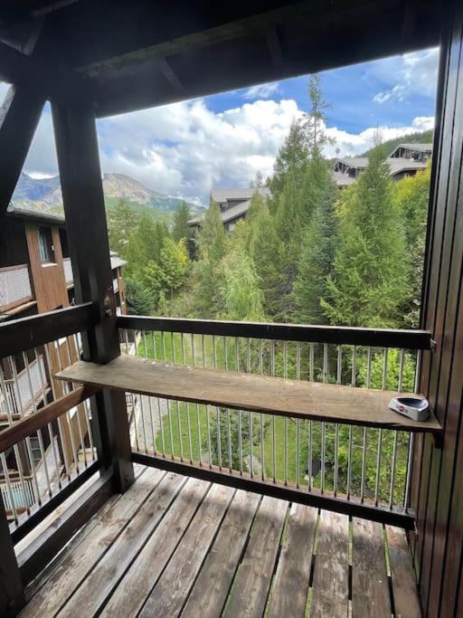 d'un balcon avec un banc sur une terrasse. dans l'établissement Le Seignus d'Allos T2 30m2. Aux pieds des pistes., à Allos