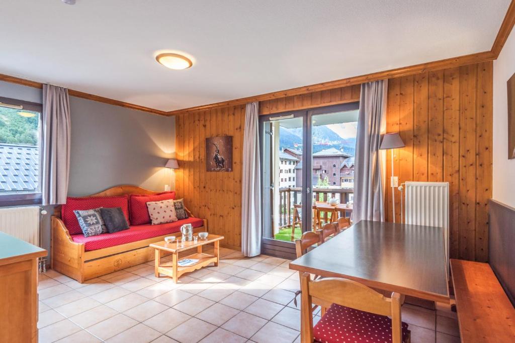 un salon avec une table et un canapé dans l'établissement Appartement du Midi - Welkeys, à Chamonix-Mont-Blanc
