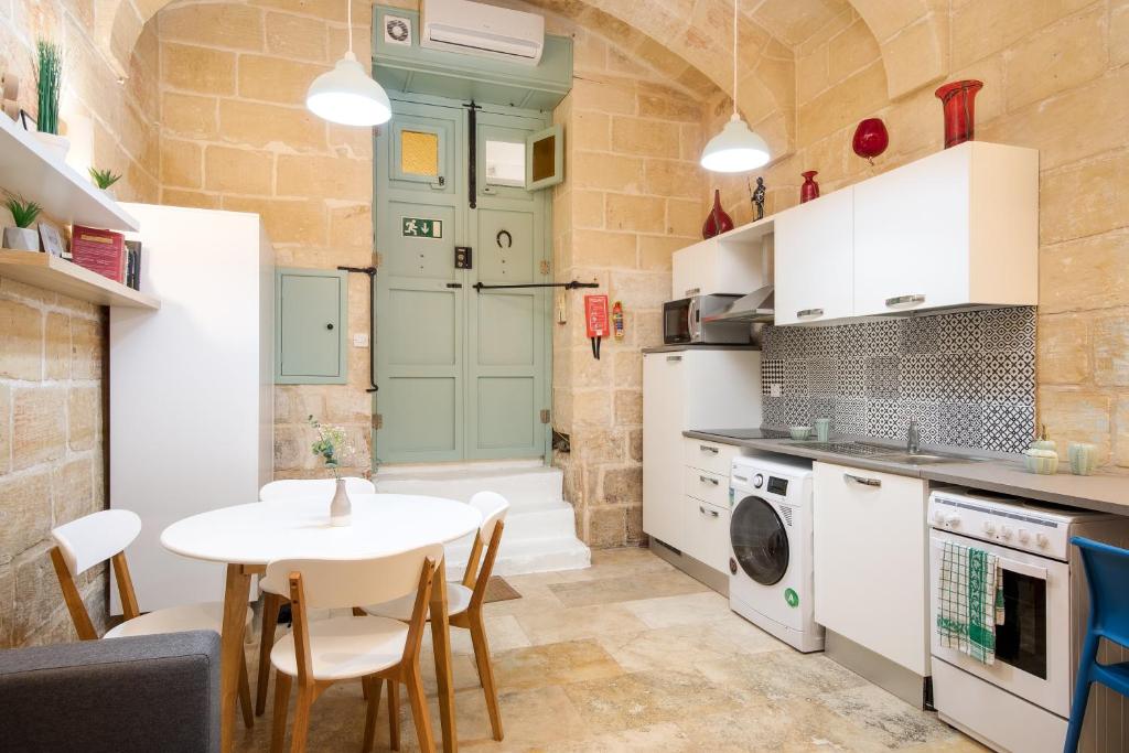 Kuchyň nebo kuchyňský kout v ubytování MCC Suites Valletta