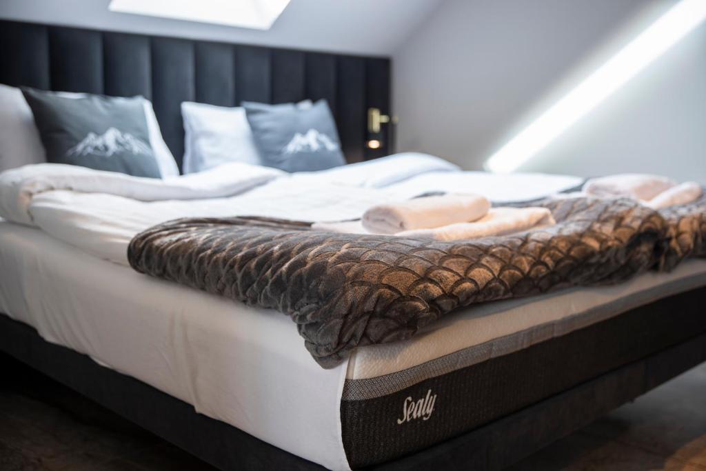 Posteľ alebo postele v izbe v ubytovaní SZKLARSKA VIEW Luxury Apartment Jacuzzi