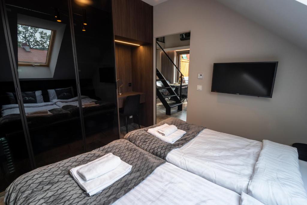 Posteľ alebo postele v izbe v ubytovaní SZKLARSKA VIEW Luxury Apartment Jacuzzi