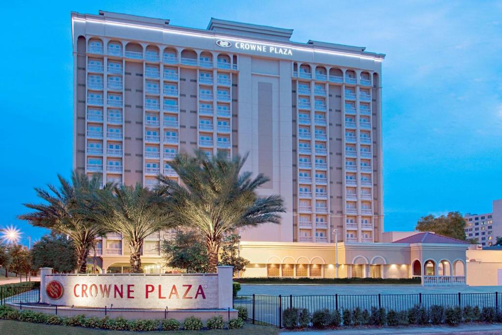 un grande hotel con un cartello di fronte di Crowne Plaza Hotel Orlando Downtown, an IHG Hotel a Orlando