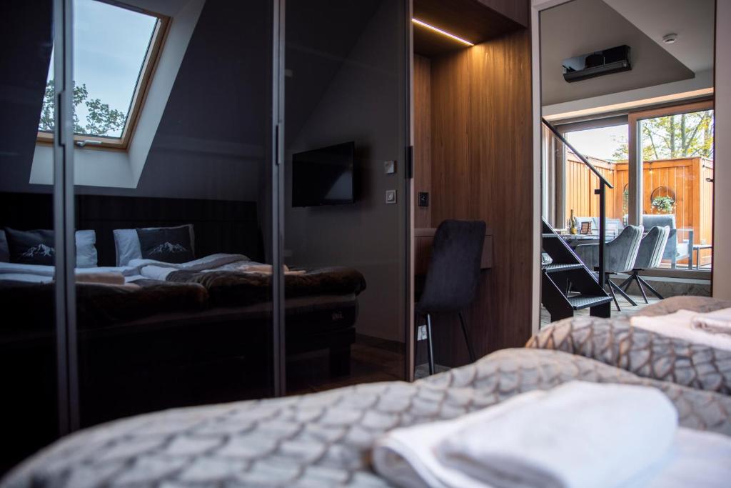 Posteľ alebo postele v izbe v ubytovaní SZKLARSKA VIEW Luxury Apartment Jacuzzi