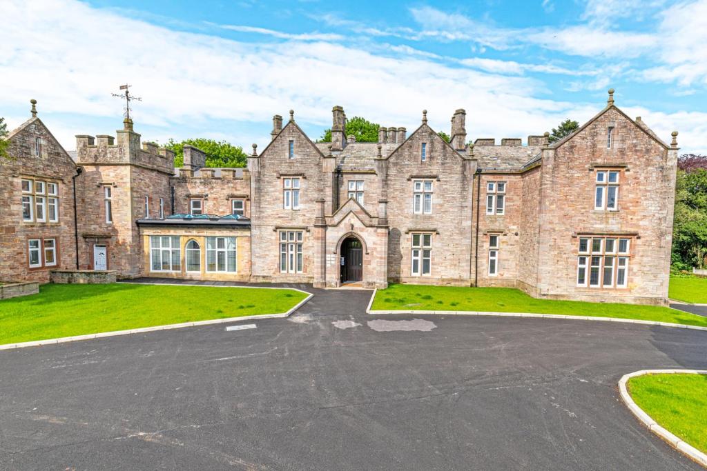 un antiguo castillo con una entrada de entrada delante de él en 4 Buttermere House, Cumbria with parking by Guestz, en Kirkby Thore