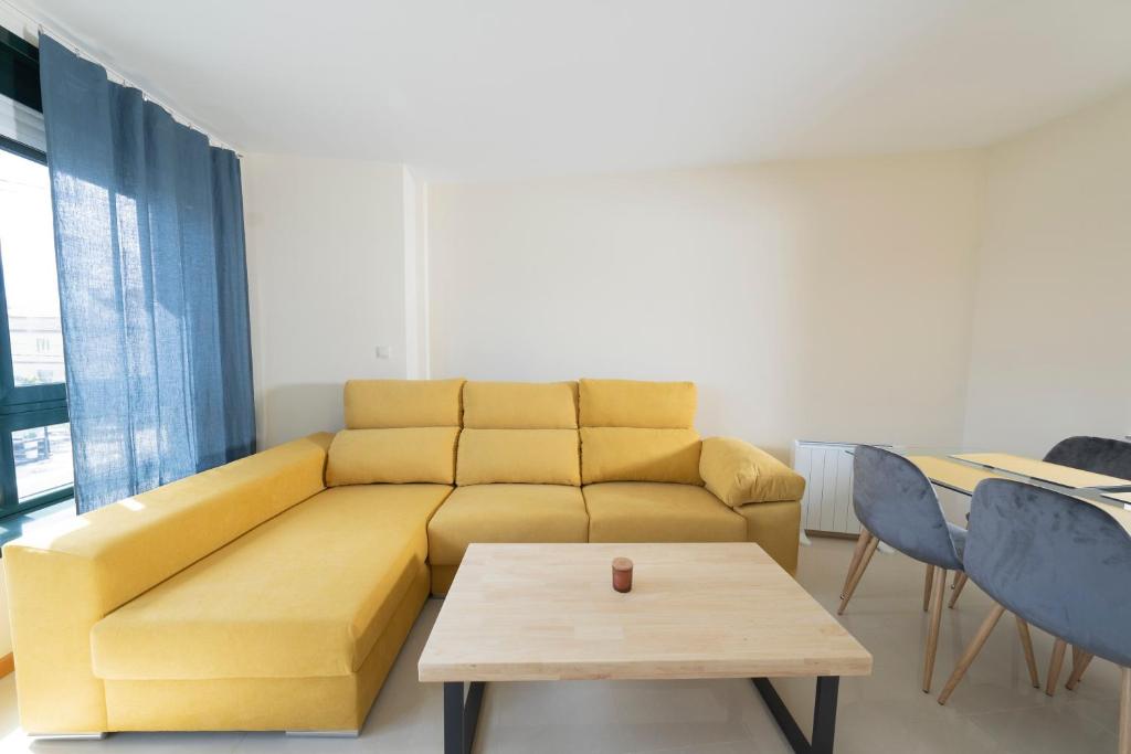 A seating area at Apartamento Camaron Playa de Langosteira en Finisterre con vistas al mar