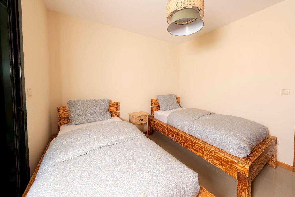 A bed or beds in a room at Apartamento Camaron Playa de Langosteira en Finisterre con vistas al mar
