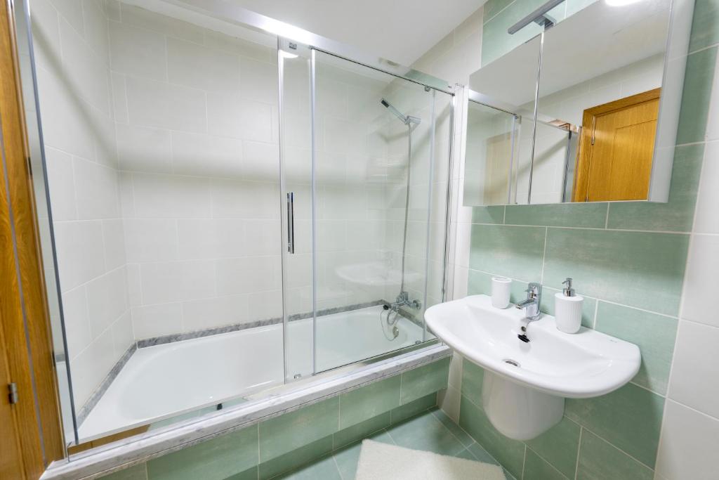 A bathroom at Apartamento Camaron Playa de Langosteira en Finisterre con vistas al mar