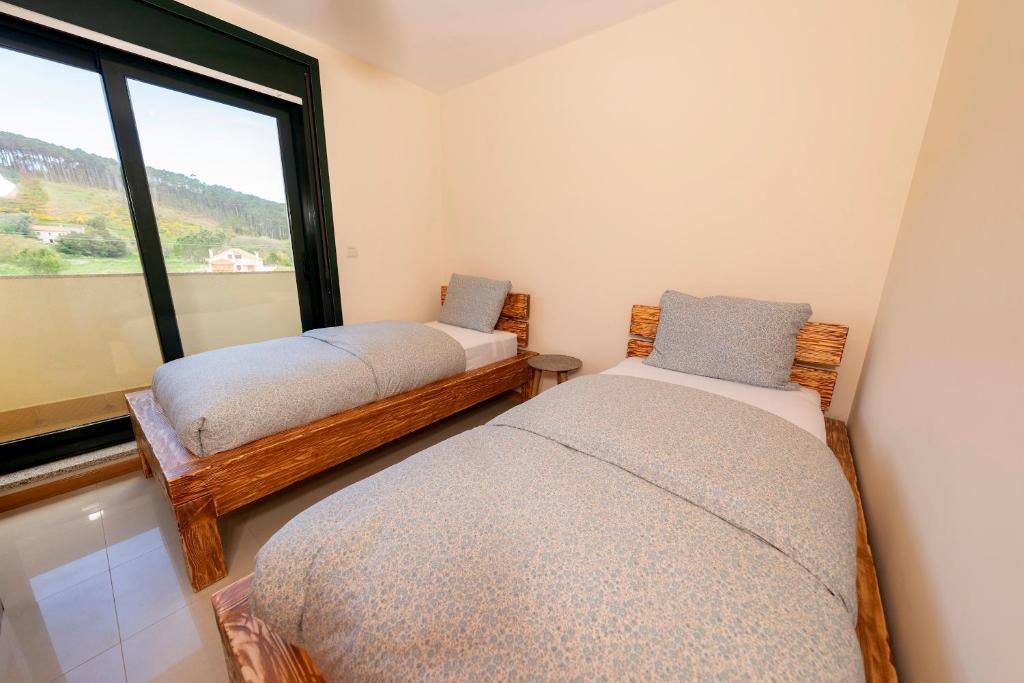 A bed or beds in a room at Apartamento Camaron Playa de Langosteira en Finisterre con vistas al mar