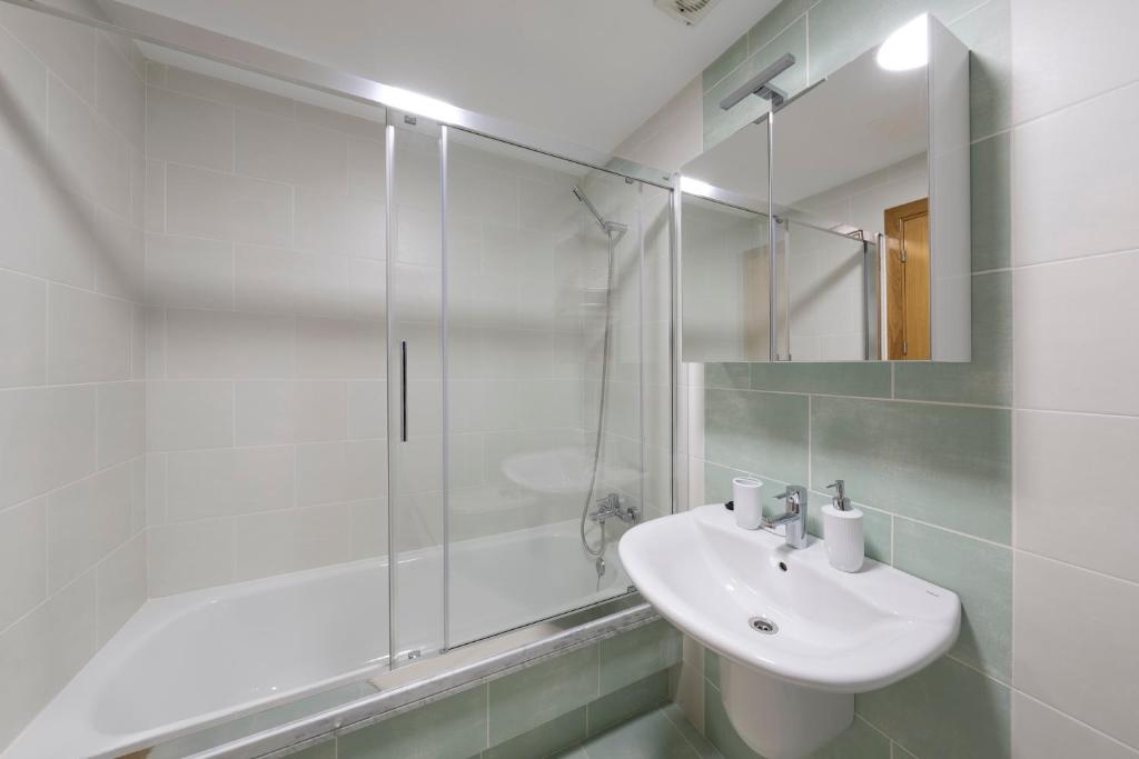 A bathroom at Apartamento Camaron Playa de Langosteira en Finisterre con vistas al mar