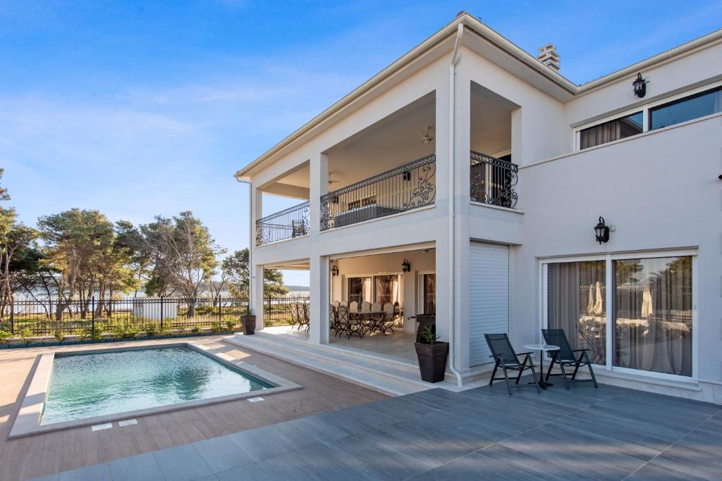 Bazén v ubytovaní Villa Carolus-Luxurious Dalmatia Villa alebo v jeho blízkosti