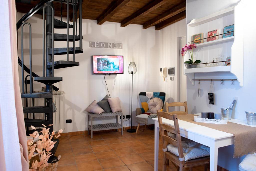 cocina y sala de estar con escalera de caracol en Alloggio Turistico di Giulia, en Viterbo