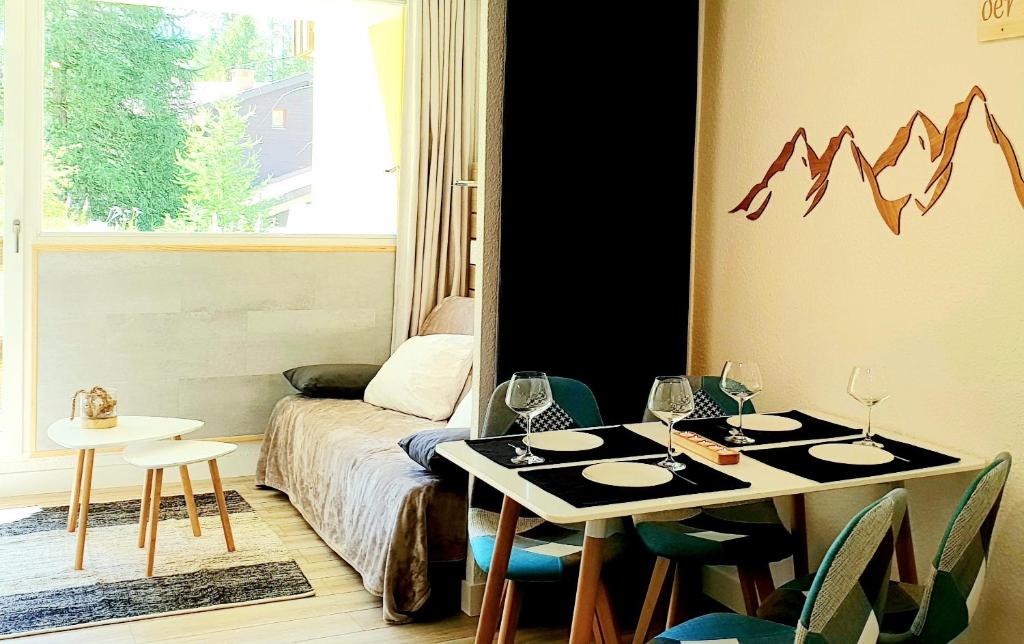 ein Wohnzimmer mit einem Tisch und einem Sofa in der Unterkunft Isola 2000 pied des pistes-wifi in Isola