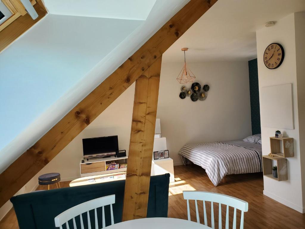 - Sala de estar con vigas de madera en el ático en Le Cannabellas en La Rivière Saint Sauveur