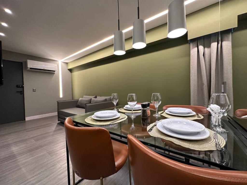 a dining room with a table and chairs and a couch at A mais Charmosa acomodação em Boa Viagem. 500Mb in Recife