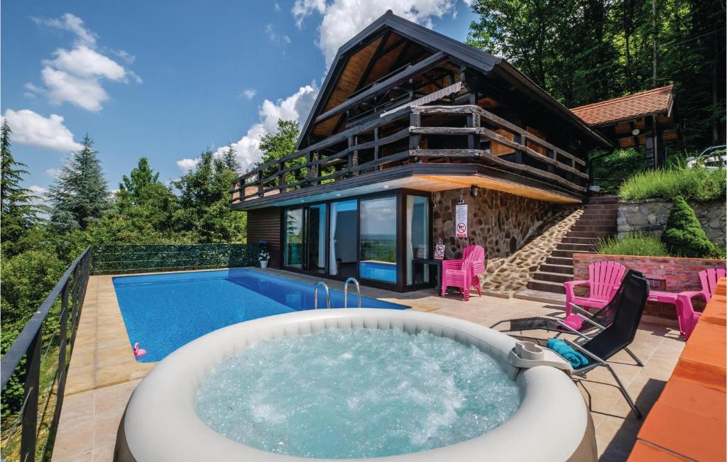 Bazén v ubytování Stunning Home In Samobor With 3 Bedrooms, Jacuzzi And Outdoor Swimming Pool nebo v jeho okolí