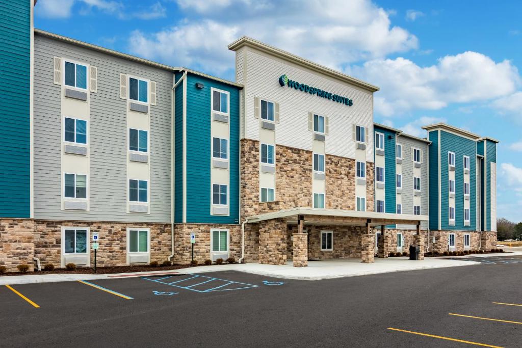 a rendering of a hotel with a parking lot at WoodSpring Suites Toledo Maumee in Maumee