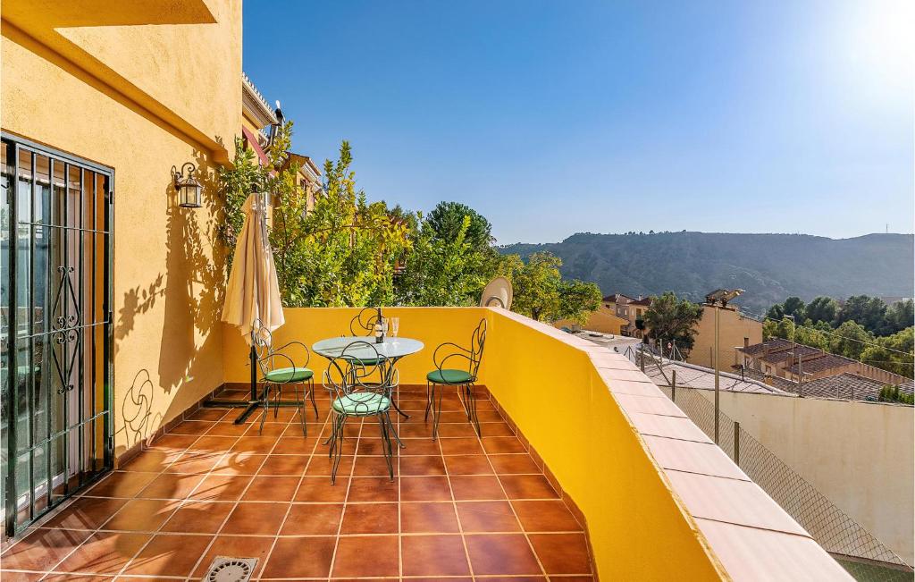 patio con mesa y sillas en el balcón en 3 Bedroom Stunning Home In Cenes De La Vega, en Cenes de la Vega