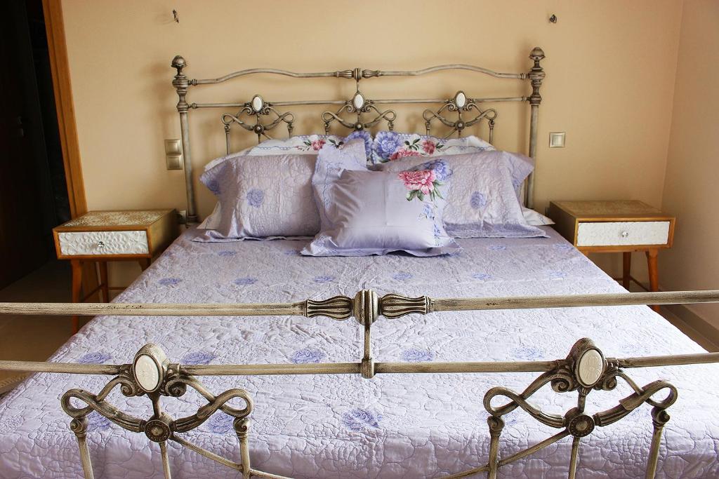 Un dormitorio con una cama con sábanas y almohadas púrpuras. en Elegant View - Trikala - 3BD Apt, en Tríkala