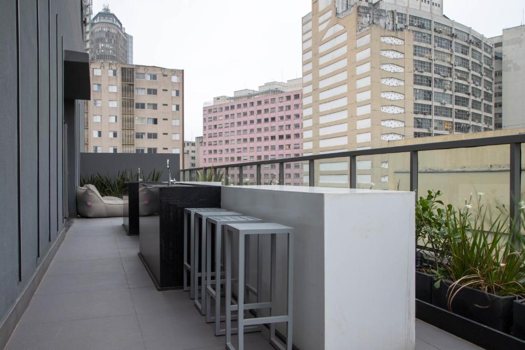 uma varanda com vista para uma cidade com edifícios altos em 360 Suítes VN Consolação by Housi - Apartamentos mobiliados em São Paulo