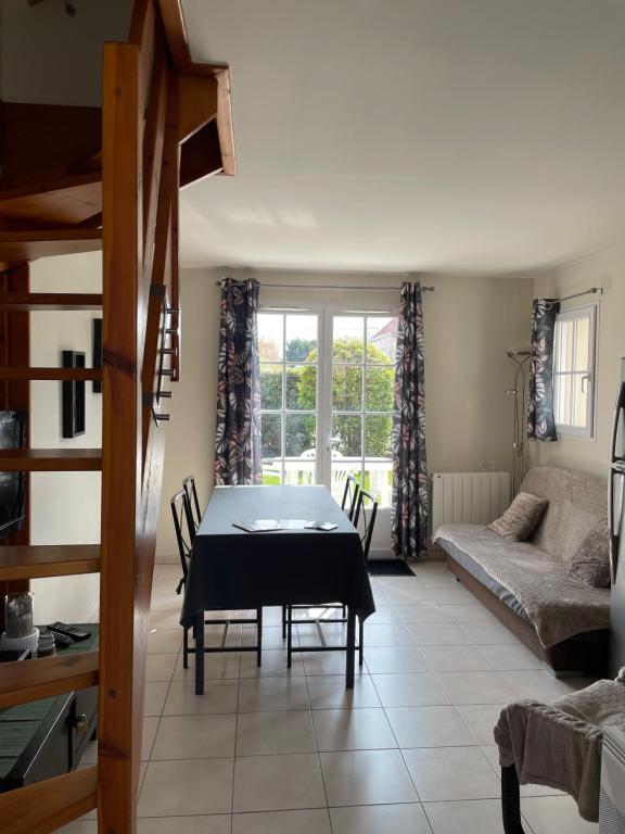 salon ze stołem, krzesłami i kanapą w obiekcie Location maison vacances 4 pers proche plage chez Lili Berck w mieście Berck-sur-Mer