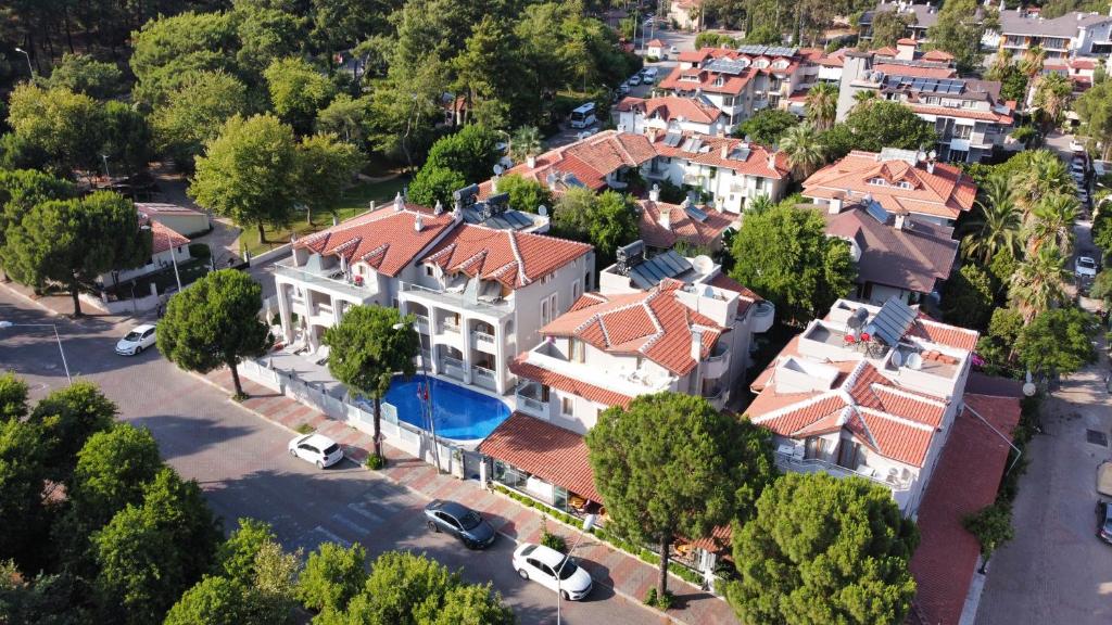 uma vista aérea de uma grande casa com telhados vermelhos em Arya Otel em Marmaris