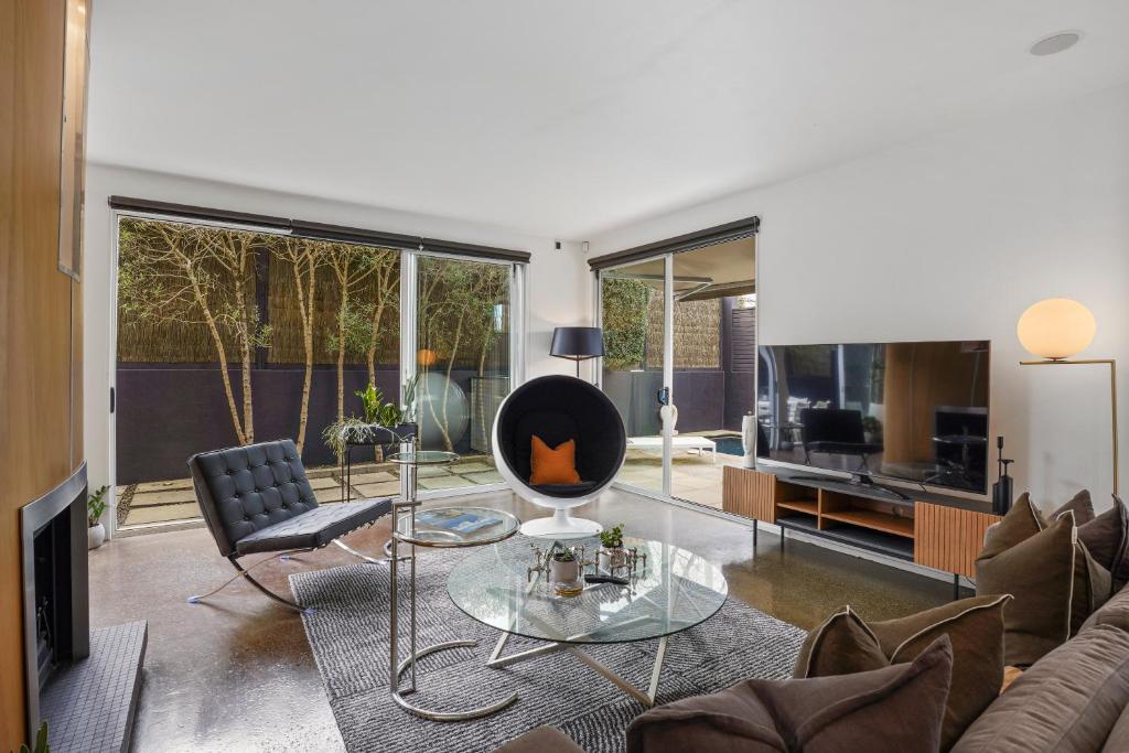 a living room with a couch and a table at Central High-end 3BR Home in Parnell with Pool in Auckland