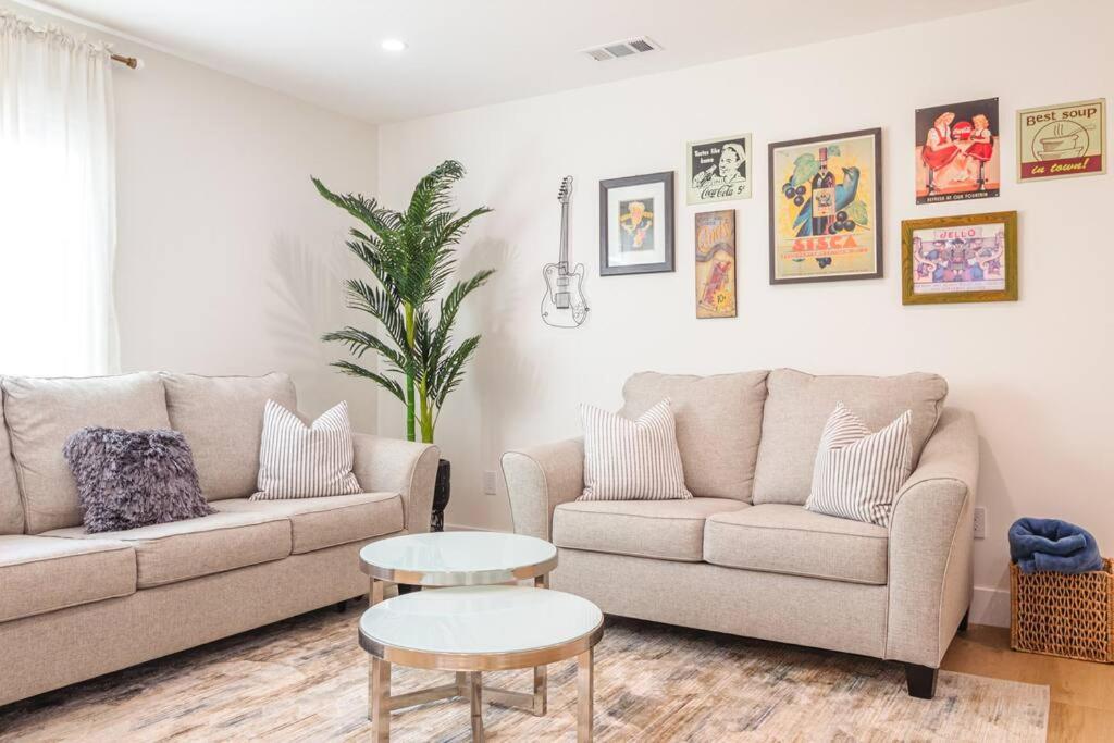 uma sala de estar com dois sofás e uma mesa em Home in the heart of willow Glen San Jose em San José