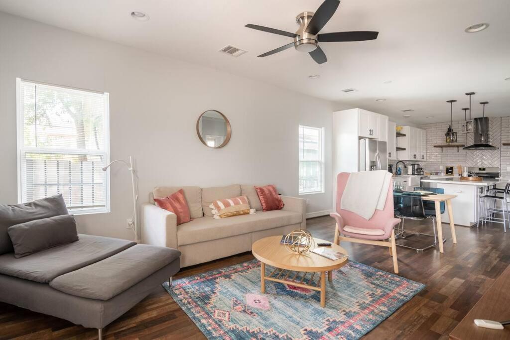 Spacious Modern Home Downtown near Medical center, Houston Updated