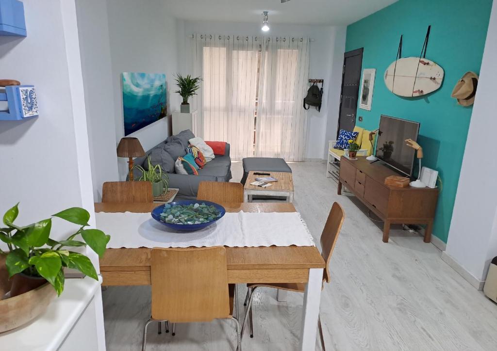 - un salon avec une table et un canapé dans l'établissement La Casa de Koko, à Las Palmas de Gran Canaria