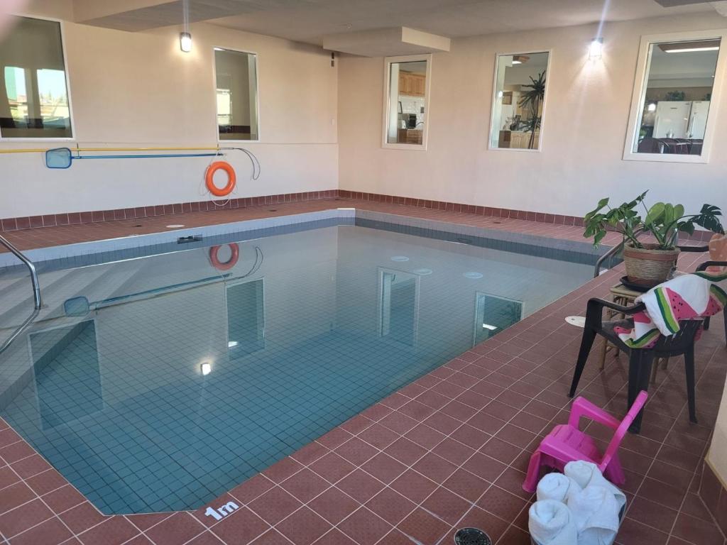 uma piscina com piso em azulejo e uma piscina em Western Budget Motel #3 Whitecourt em Whitecourt
