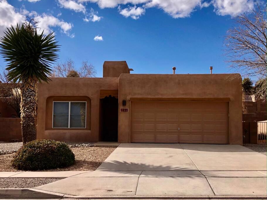 Cozy 3-Bedroom home near Corrales and NW ABQ with Great Views! - Housity