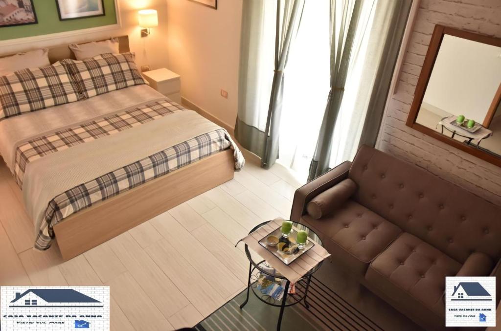 una camera d'albergo con letto e divano di Casa vacanze da Anna a Vietri