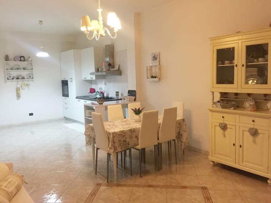 una cucina e una sala da pranzo con tavolo e sedie di Apulia mon amour (Apulian Charming Apartement) a Mola di Bari