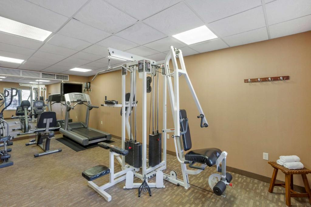 Fitness centrum a/nebo fitness zařízení v ubytování Best Western PLUS Fossil Country Inn & Suites