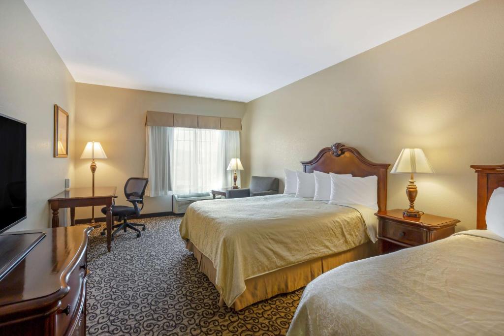 Postel nebo postele na pokoji v ubytování Best Western PLUS Fossil Country Inn & Suites