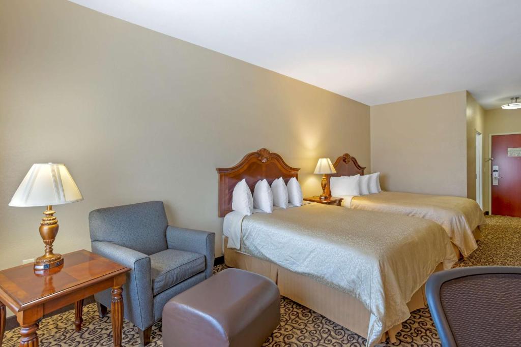 Postel nebo postele na pokoji v ubytování Best Western PLUS Fossil Country Inn & Suites