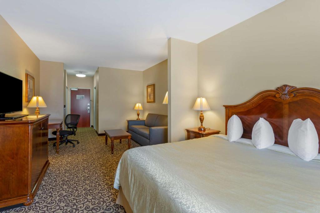 Postel nebo postele na pokoji v ubytování Best Western PLUS Fossil Country Inn & Suites