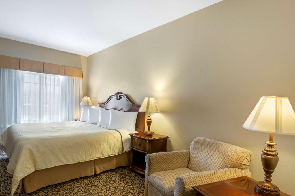 Postel nebo postele na pokoji v ubytování Best Western PLUS Fossil Country Inn & Suites