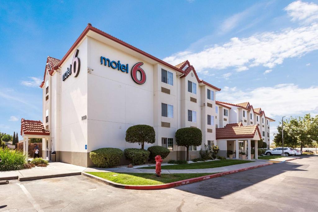 un hotel con un cartello sul lato di un edificio di Motel 6-Dixon, CA a Dixon