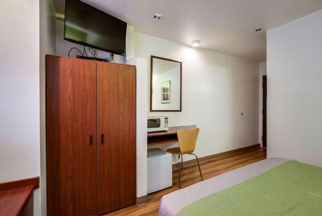 Motel 6-Dixon, CA - Habitación Deluxe Con Cama Grande - No Fumadores