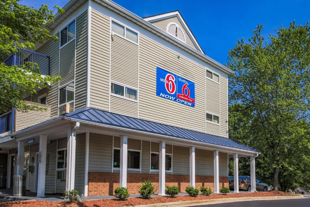 a view of the front of a hotel at Motel 6-Greensboro, NC - I-40 in Greensboro
