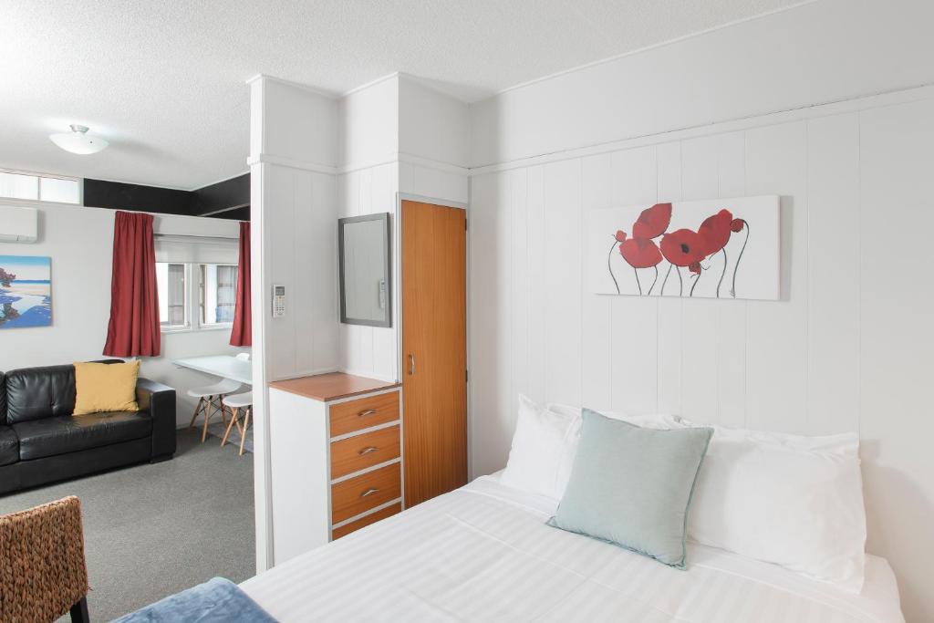 Postel nebo postele na pokoji v ubytování Waikanae Beach Motel
