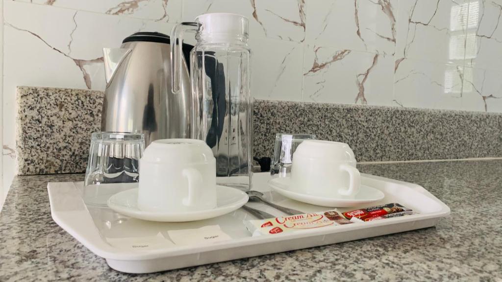 Příslušenství pro přípravu čaje a kávy v ubytování Sena Gladyz Suites