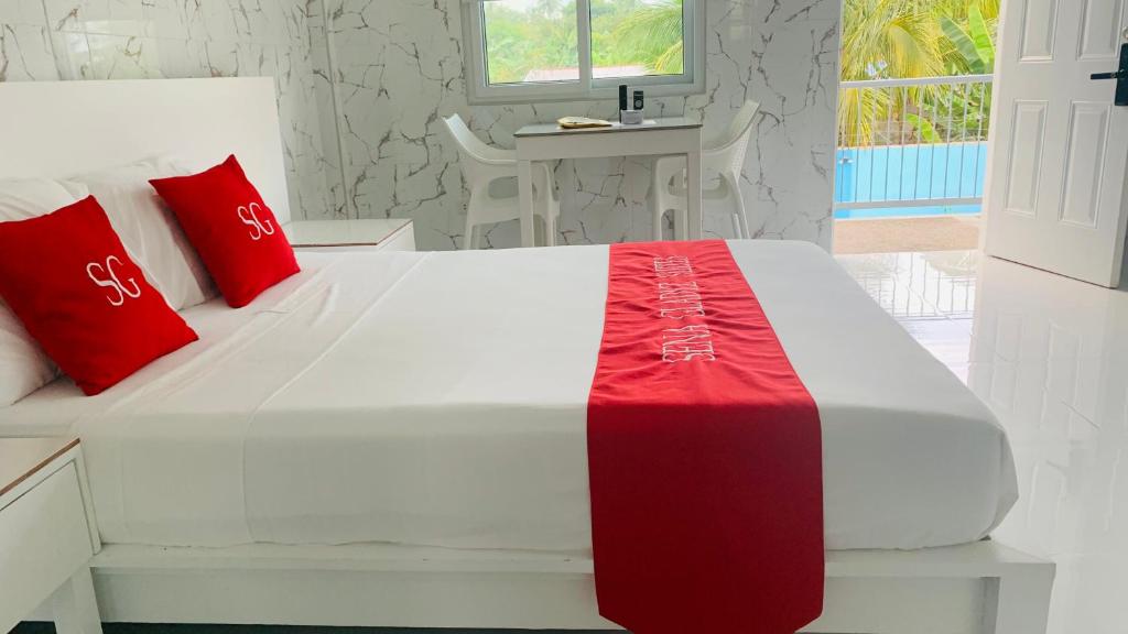 Postel nebo postele na pokoji v ubytování Sena Gladyz Suites