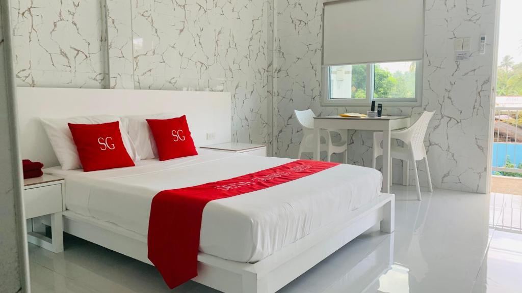 Postel nebo postele na pokoji v ubytování Sena Gladyz Suites