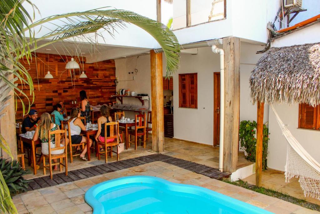 A piscina localizada em Villa Chic Hostel Pousada ou nos arredores