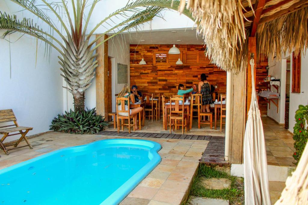 A piscina localizada em Villa Chic Hostel Pousada ou nos arredores