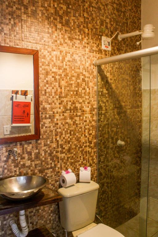 Um banheiro em Villa Chic Hostel Pousada