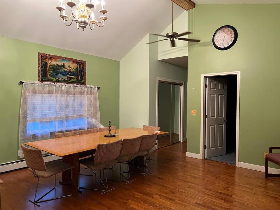 Escape to the Adirondack - Housity